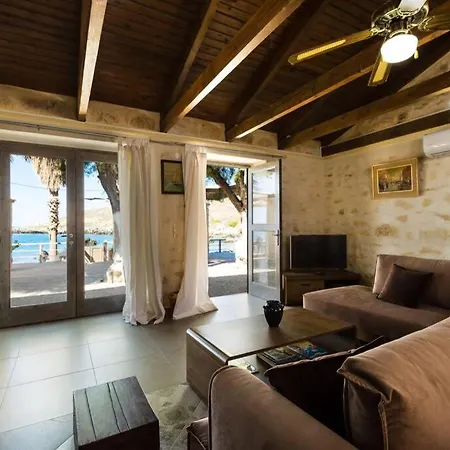 Proto Helidoni - A Cozy Beachfront Villa *